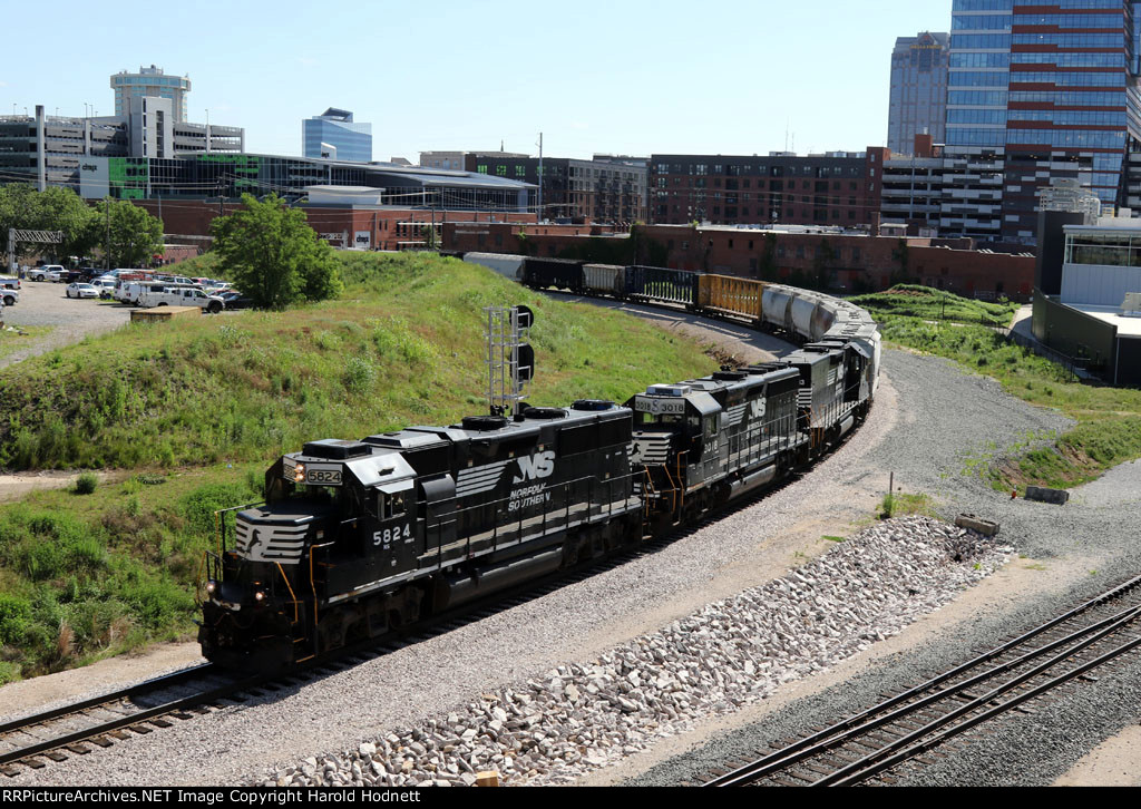 NS 5824 leads train E60 around the curve at Boylan